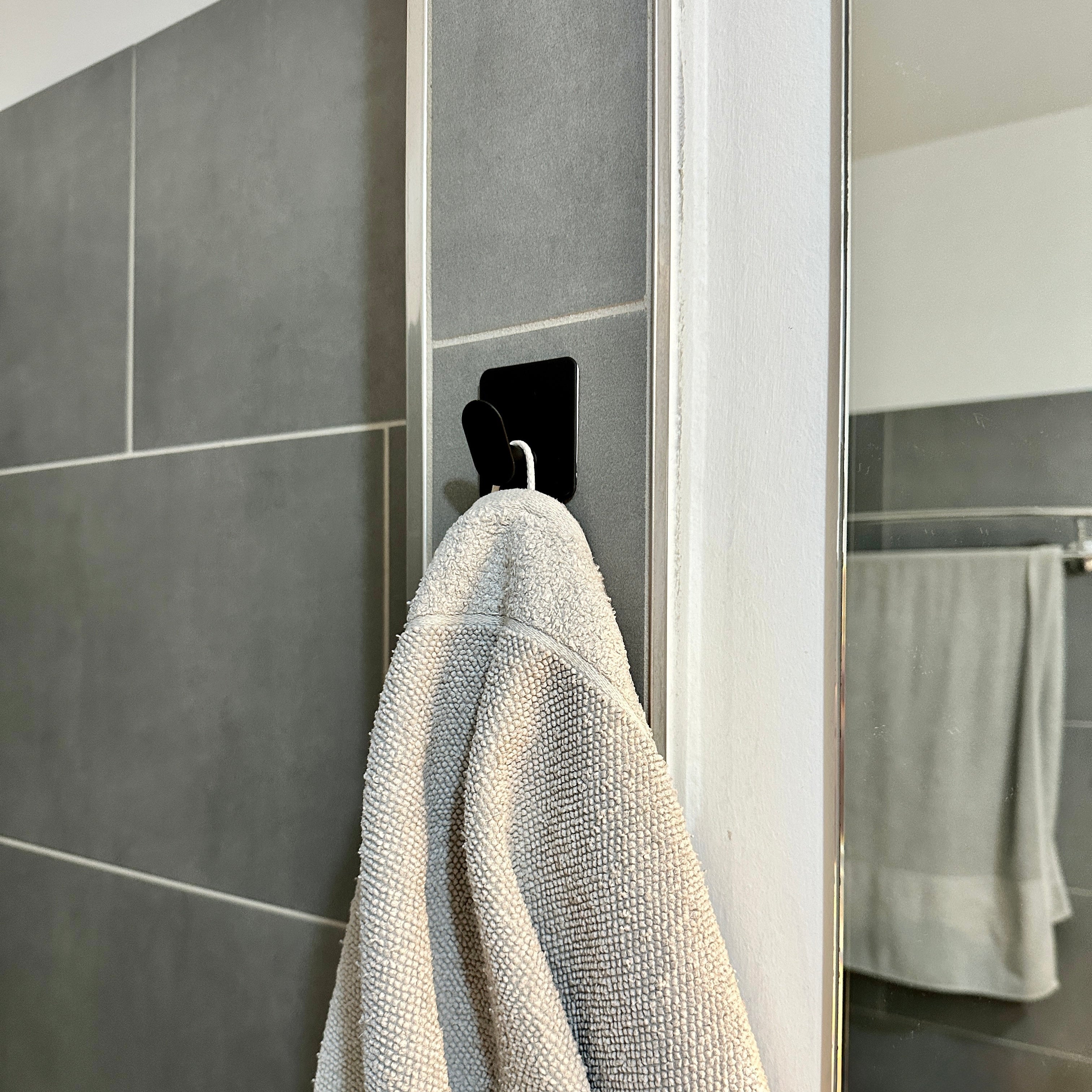 SteelDesign Hamburg, DOTTA, Wandhaken, Klebehaken, ohne Bohren, selbstklebend, Schwarz, Badezimmer, Handtuchhalter, Dusche, Sauna