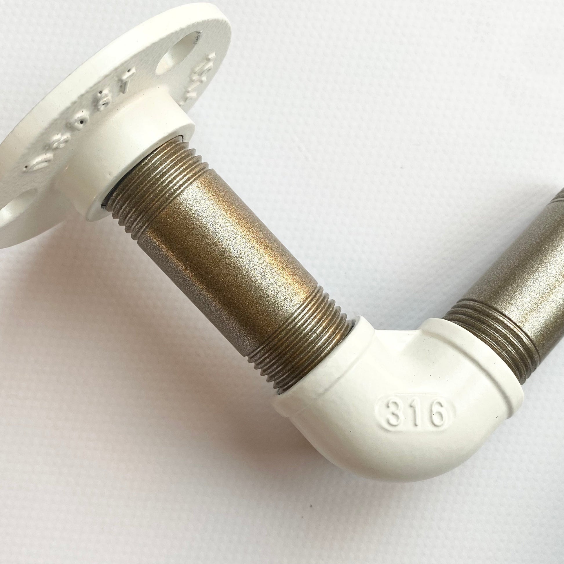 SteelDesign Hamburg Rohrdesign Variante Messinggold Weiß