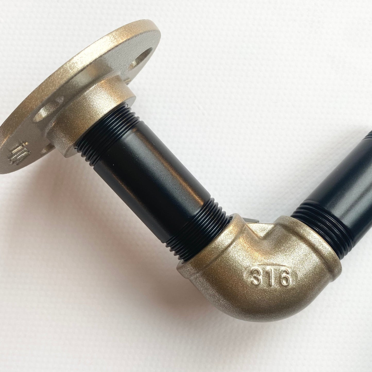 SteelDesign Hamburg Rohrdesign Variante Schwarz Messinggold